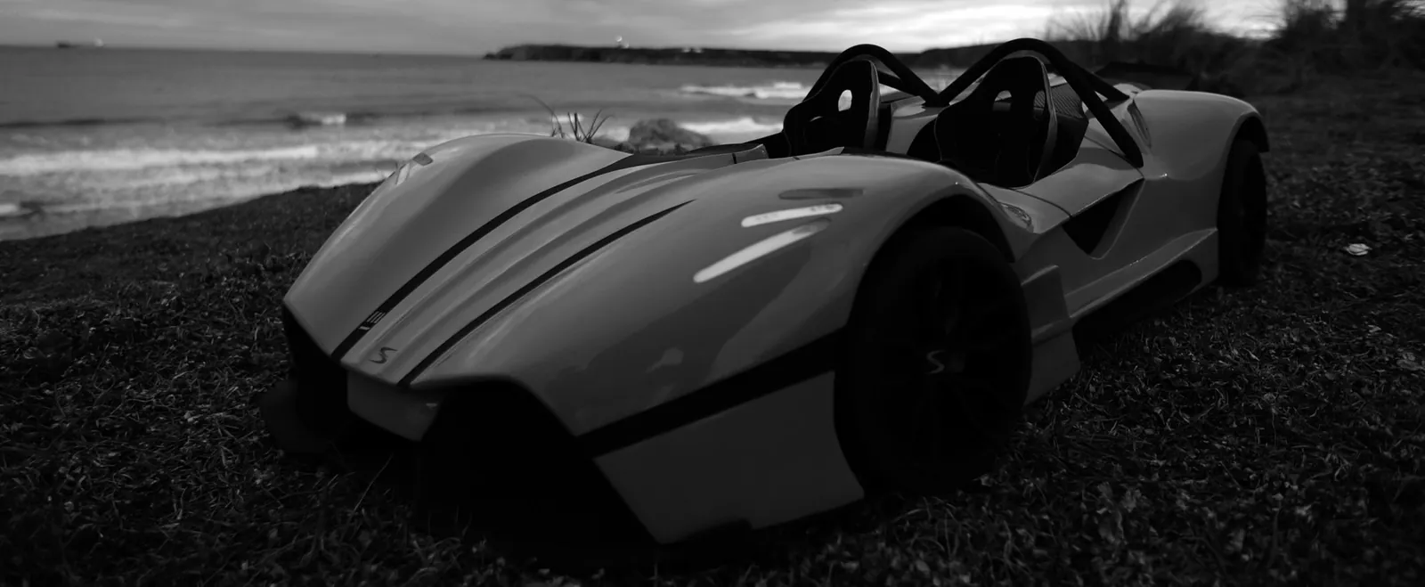 Roadster Seat Llanes junto al mar, en blanco y negro